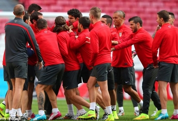 Vừa đến Madrid, sao Tottenham đã bị đánh hội đồng 