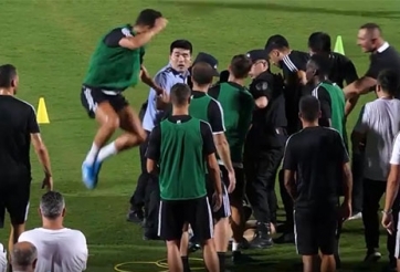 Náo loạn trong buổi tập, Ronaldo 'nhảy bổ' vào nhân viên an ninh
