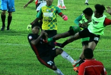 Bị rút thẻ, cầu thủ tung cước đạp giữa đầu trọng tài 