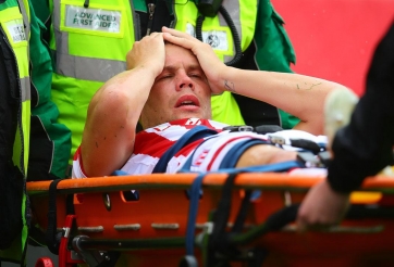 Cận cảnh pha gãy gập chân đầy ám ảnh của cựu sao MU 