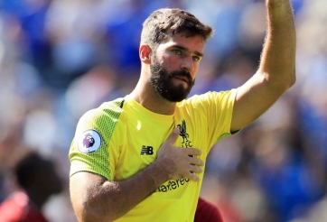 Thủ thành Alisson biến thành trò hề vì pha bóng siêu ngớ ngẩn 