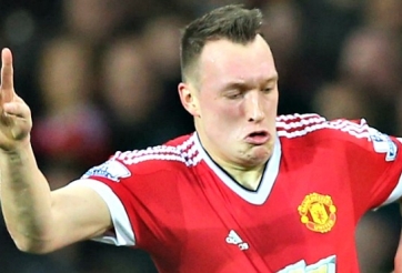 VIDEO: Phil Jones lại tự biến mình thành trò hề trên sân tập