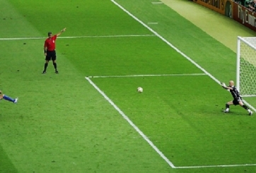 VIDEO: Pha ghi bàn không tưởng với đường bóng từ... trên trời