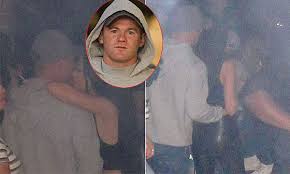 Cựu sao MU dính scandal 'vui vẻ' với gái lạ