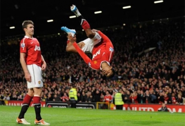 VIDEO: Ăn mừng bàn thắng, sao trẻ đấm thẳng mặt đồng đội 