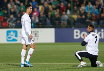Fan hâm mộ quỳ gối trước Ronaldo trong ngày CR7 lập kỉ lục 