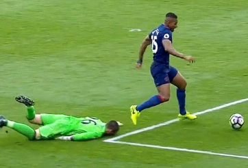 VIDEO: Quyết không để đối thủ cướp bóng, thủ môn rê thẳng vào khung thành  