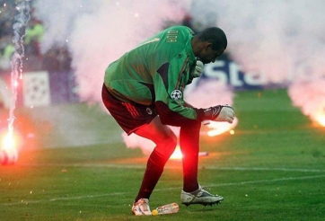 Pháo sáng bắn trúng ngực, CĐV thiệt mạng đầy thương tâm 