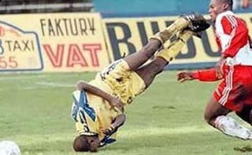 VIDEO: Đang sơ cứu đồng đội, sao châu Phi vẫn không quên nhiệm vụ ghi bàn