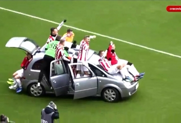 VIDEO: Đội bóng lái xe ô tô vào giữa sân để ăn mừng bàn thắng