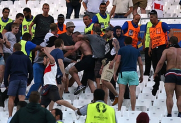 Hết pháo sáng, CĐV dùng 'mưa bia' tấn công cầu thủ