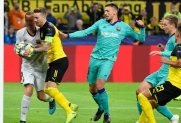 Hé lộ pha bóng phạm luật giúp Barca 'chết hụt'