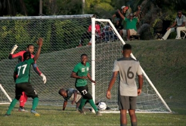 VIDEO: Kinh điển cú sút phạt góc thẳng vào lưới 