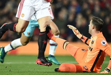 VIDEO: Thủ môn 'hóa điên' xoạc liên tiếp 4 cầu thủ, trọng tài vẫn làm ngơ