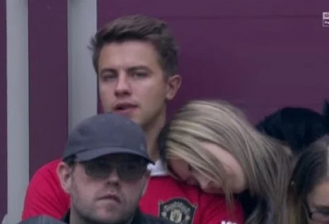 CĐV gây bão với bức ảnh ngủ ngon lành trong trận thua của MU