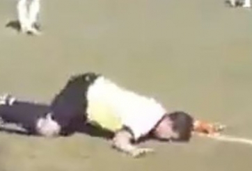 VIDEO: Trọng tài say rượu ngã sấp mặt vì chạy theo cầu thủ