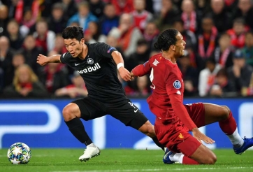 'Hung thần của Việt Nam' khiến Van Dijk ngã sõng soài, suýt ôm hận 