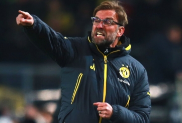 VIDEO: Bị chế nhạo, HLV cởi giày ném thẳng mặt CĐV