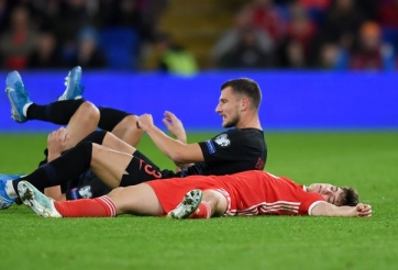 Bị đạp thẳng vào đầu, sao MU bất tỉnh nhân sự