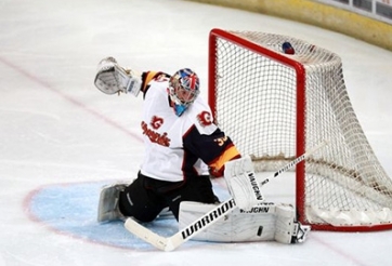 VIDEO: Cech trở lại thi đấu, cản 2 quả penalty trong ngày ra mắt CLB mới 