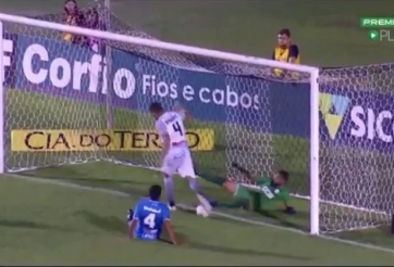 Bóng lăn trên vạch vôi, cầu thủ sút mãi không vào như 'ma ám'