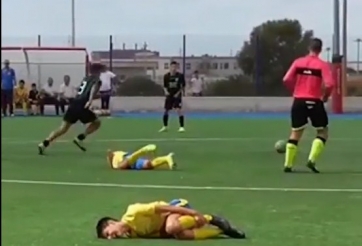 VIDEO: Pha đi bóng kinh hoàng, đi đến đâu hậu vệ gục ngã đến đấy 