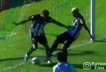 VIDEO: Cầu thủ bị đồng đội cướp bàn thắng trong đau đớn