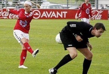 VIDEO: Cú sút penalty phá hoại nhất thế giới, suýt ám sát CĐV 