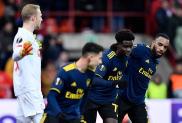 Hòa thất vọng, Arsenal may mắn giữ trọn ngôi đầu 