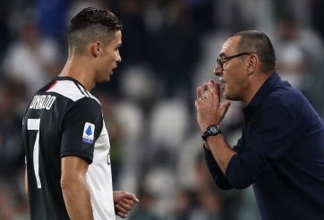 HLV Sarri văng tục sau pha làm bàn không tưởng của Ronaldo 