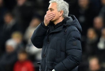 Mourinho phản ứng bất ngờ khi chứng kiến De Gea sai lầm