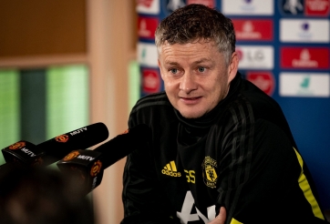 HLV Solskjaer đáp trả lời hạ thấp của Van Persie
