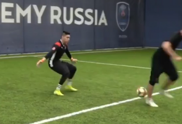 VIDEO: Lốp bóng siêu đẳng bằng gót chân biến thủ môn thành gã hề 