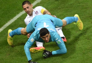 VIDEO: Đi bóng ngẫu hứng, thủ môn 2 lần khiến đối phương bẽ mặt