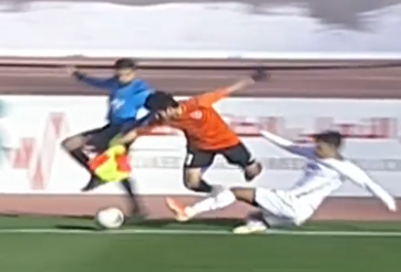 VIDEO: Cú xoạc bóng 'tiêu diệt' cùng lúc cả đối phương và trọng tài