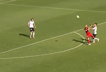 VIDEO: Cú vô-lê tuyệt đỉnh thách thức mọi thủ môn