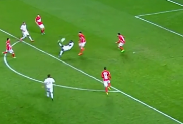 VIDEO: Đã mắt với pha ngả bàn đèn 'cầu vồng' đẹp hơn cả Ronaldo