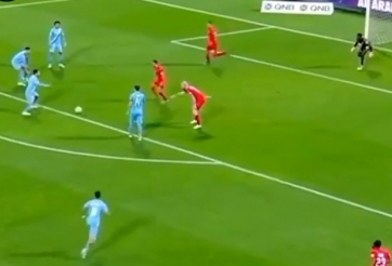 VIDEO: Mãn nhãn với pha phối hợp 'nhường nhau sút' của đội bóng Trung Đông