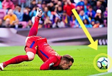 VIDEO: Sai lầm như Bùi Tiến Dũng, thủ môn sân futsal biến thành trò cười