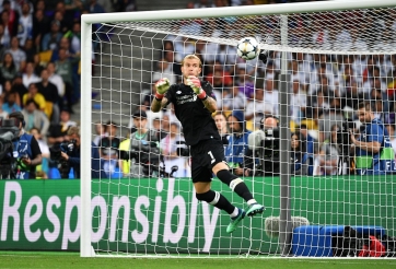 VIDEO: Karius lại làm trò cười trên đất Thổ