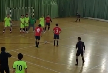 VIDEO: Phối hợp đá phạt hàng rào cực thông minh trên sân bóng mini