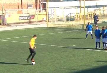 VIDEO: Pha phối hợp đá phạt xứng đáng nhận mọi lời chê tệ nhất