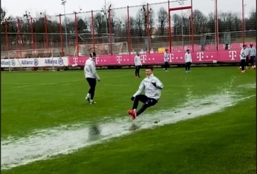 Sau ẩu đả, cầu thủ Bayern Munich nghịch nước như trẻ con trên sân tập