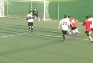 VIDEO: Xem thường pha bóng vụng, hàng thủ phải trả giá đắt