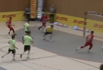 VIDEO: Phối hợp 'tiki-taka' đến sát khung thành và cú sút khó tin