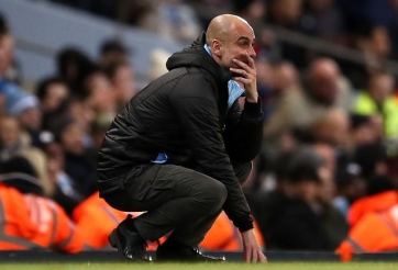 VIDEO: Bão lớn khiến HLV suýt bị khung thành 'nuốt trọn' 