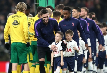 Sự thật về các em bé làm Mascot tại Ngoại hạng Anh