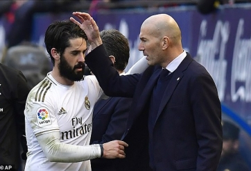 CĐV Real vui mừng sau va chạm với HLV Zidane