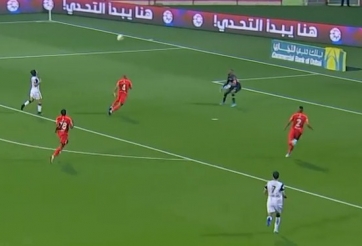 VIDEO: Đã mắt với cú lốp bóng cầu vồng không thể chống đỡ