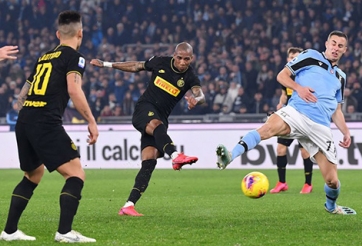 Thua Lazio, Inter Milan trả giá đắt cho ngôi đầu 